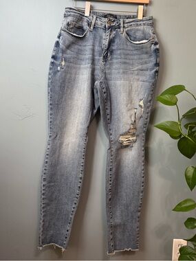 Judy Blue Boyfriend Fit Distressed Raw Hem Jeans. Size 16W (actual 31x33)